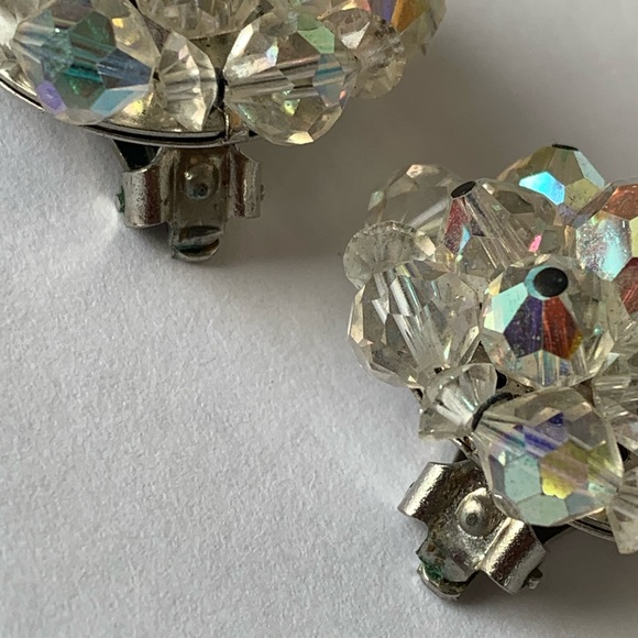 1950s Vintage Aurora Borealis Crystal Bead Cluster Clip On Earrings - Picture 3 of 9
